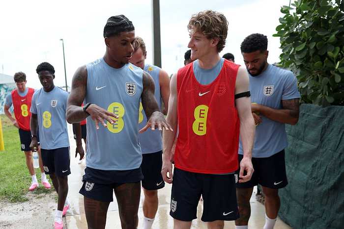 7000万转会埋下心结！拉什福德戈登较劲，英格兰左边锋首发悬了